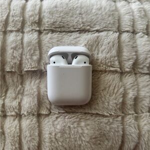 White Wireless AirPods 2 with Charging Case